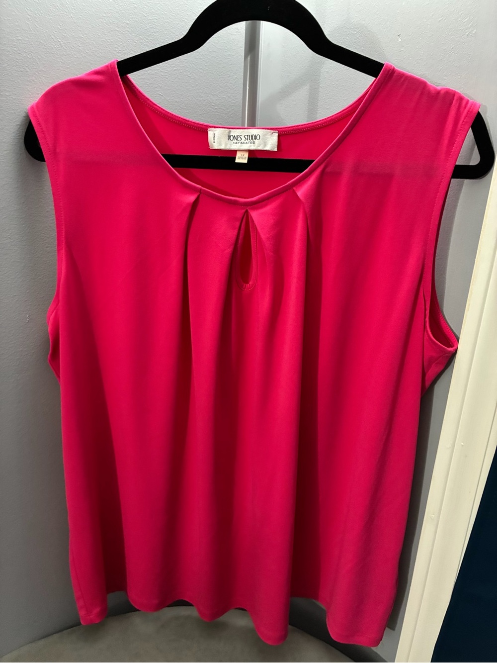 Jones Studio Bright Pink Sleeveless Keyhole Camisole